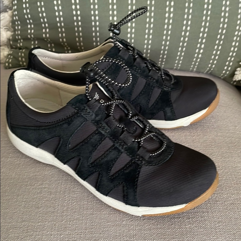 Black Low-Top Sneakers with Breathable Fabric and Lace-Up Design
